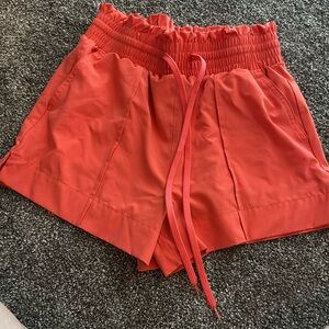 Small shorts with pockets and jaw strings light weight material.